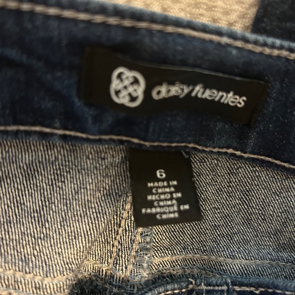 Women’s Daisy Fuentes Brand Embroidered Blue Jeans | Size‎ 6 - Picture 4 of 10